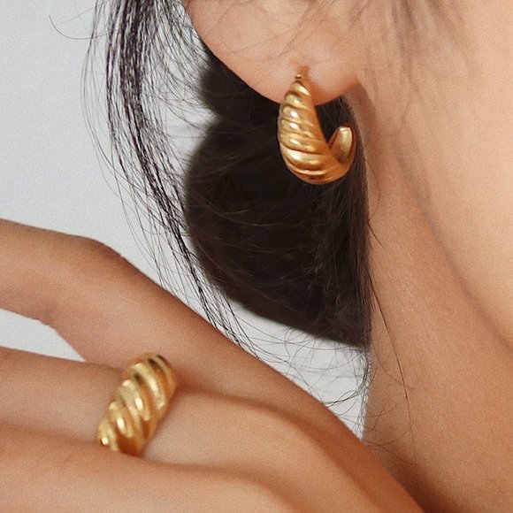 NEW 18K Gold Plated Braided Croissant Open Hoops - Picture 7 of 12